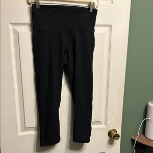 Black Cropped Old Navy Leggings with leg design